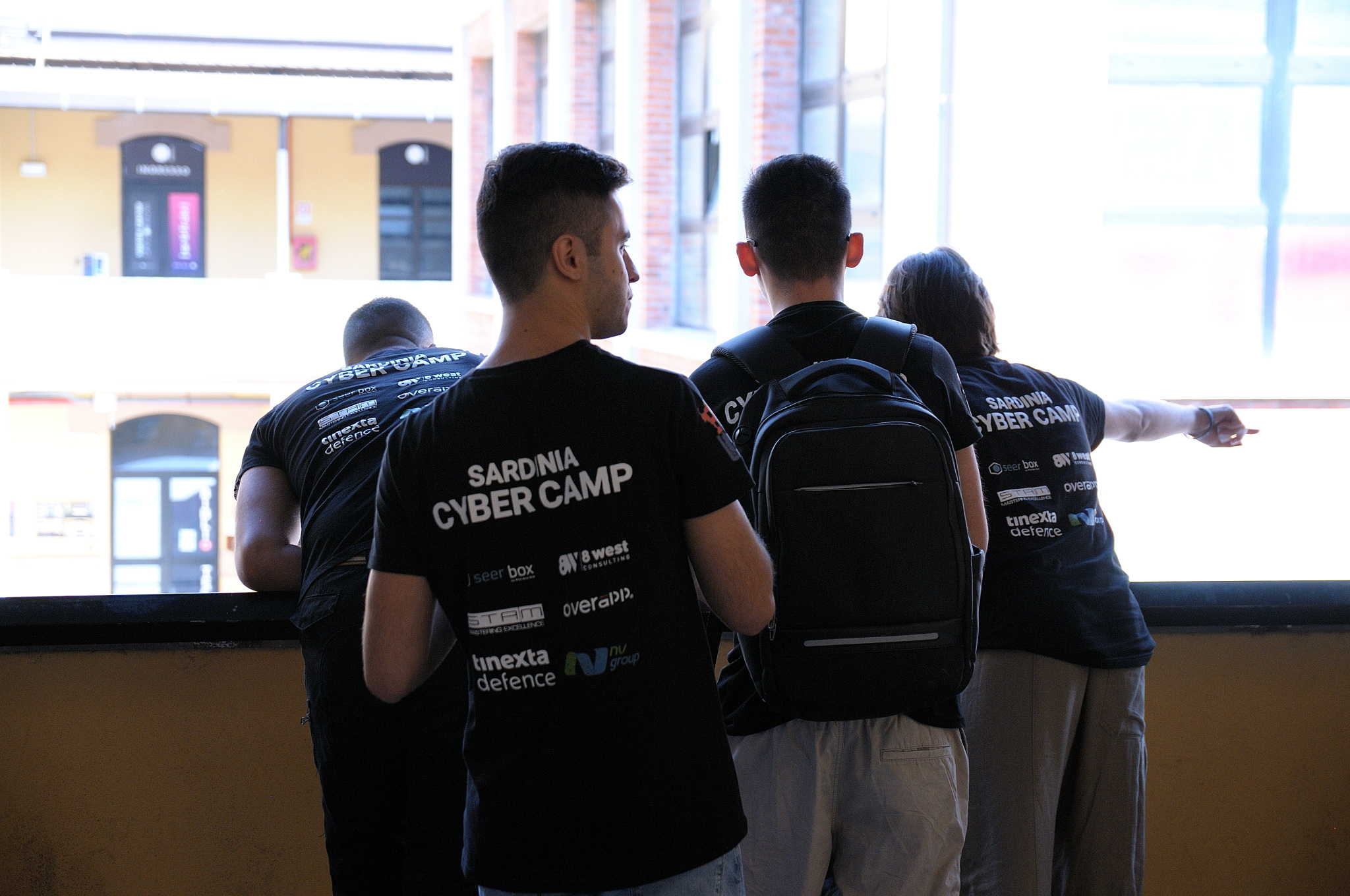 Membri del team Sardinia Cyber Camp affacciati sul cortile della location