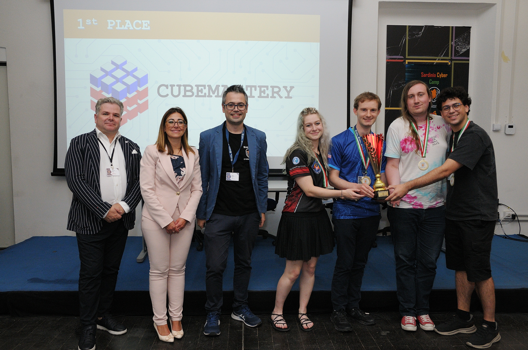 Cubemastery riceve il trofeo del primo posto durante la premiazione
