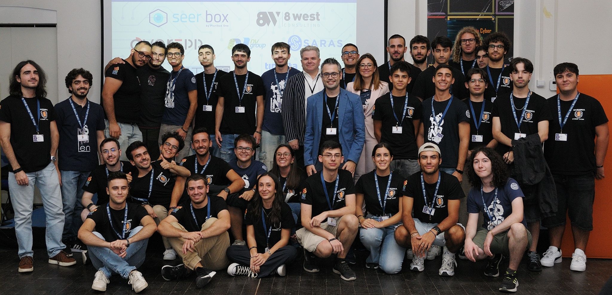 Il team e gli ospiti del Sardinia Cyber Camp riuniti durante l'evento